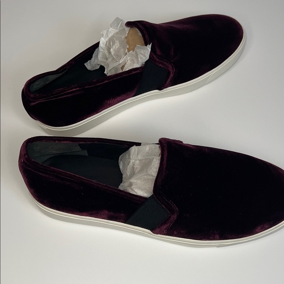 ♥️NWT VINCE WOMENS BLAIR VELVET PULL ON SNEAKERS IN PINOT SIZE 39 - Picture 11 of 14